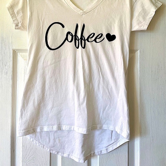 ✨NEW 🧁CUTE WHITE COFFEE HEART HIGH-LOW T-SHIRT 🍰 NWOT 🌸☕️ SMALL 💕 - Picture 2 of 4